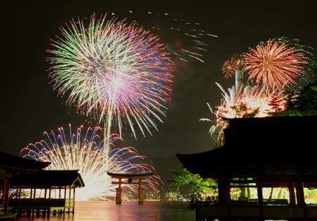 日本世界文化遗产严岛神社举行海上焰火盛会图片